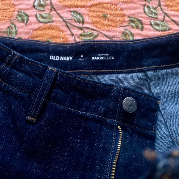 Old Navy High Waisted Barrel Jean in Dark Rinse - Size 4 Tall - Picture 5 of 6